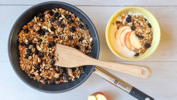 Honningristet müesli med mandler og rosiner