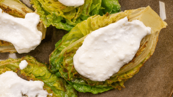 Smørstegt hjertesalat med rygeostcreme