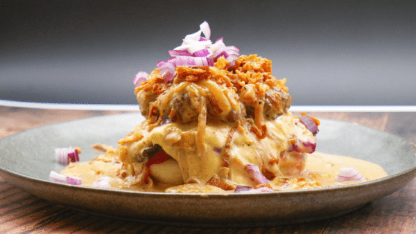 Hakkebøf med bløde løg og brun flødesovs – som bøfsandwich