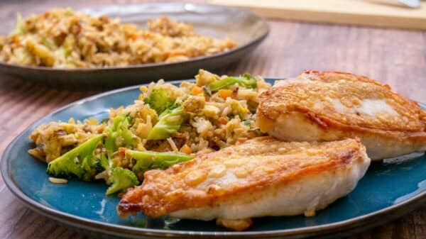 Stegte ris med sprødt kyllingebryst