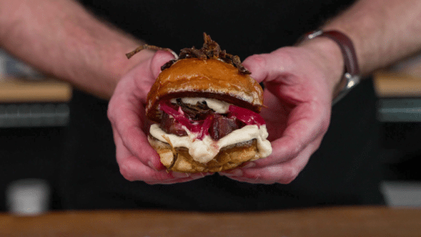 Luksus burger med glaserede svinekæber