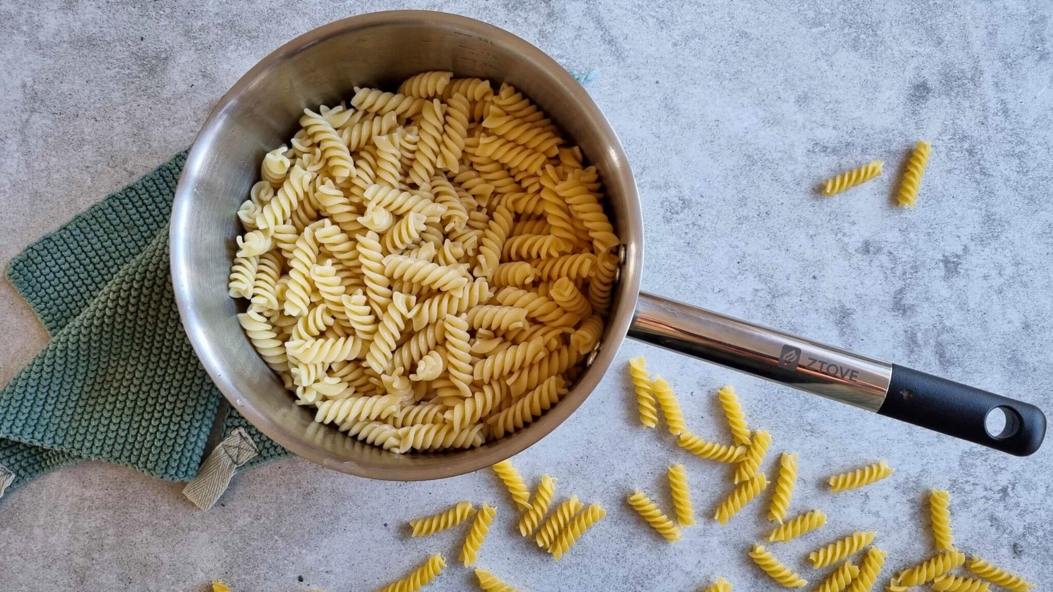 kogt pasta med 1 klik, pasta der aldrig koger over med ztove, kog pasta med låg på