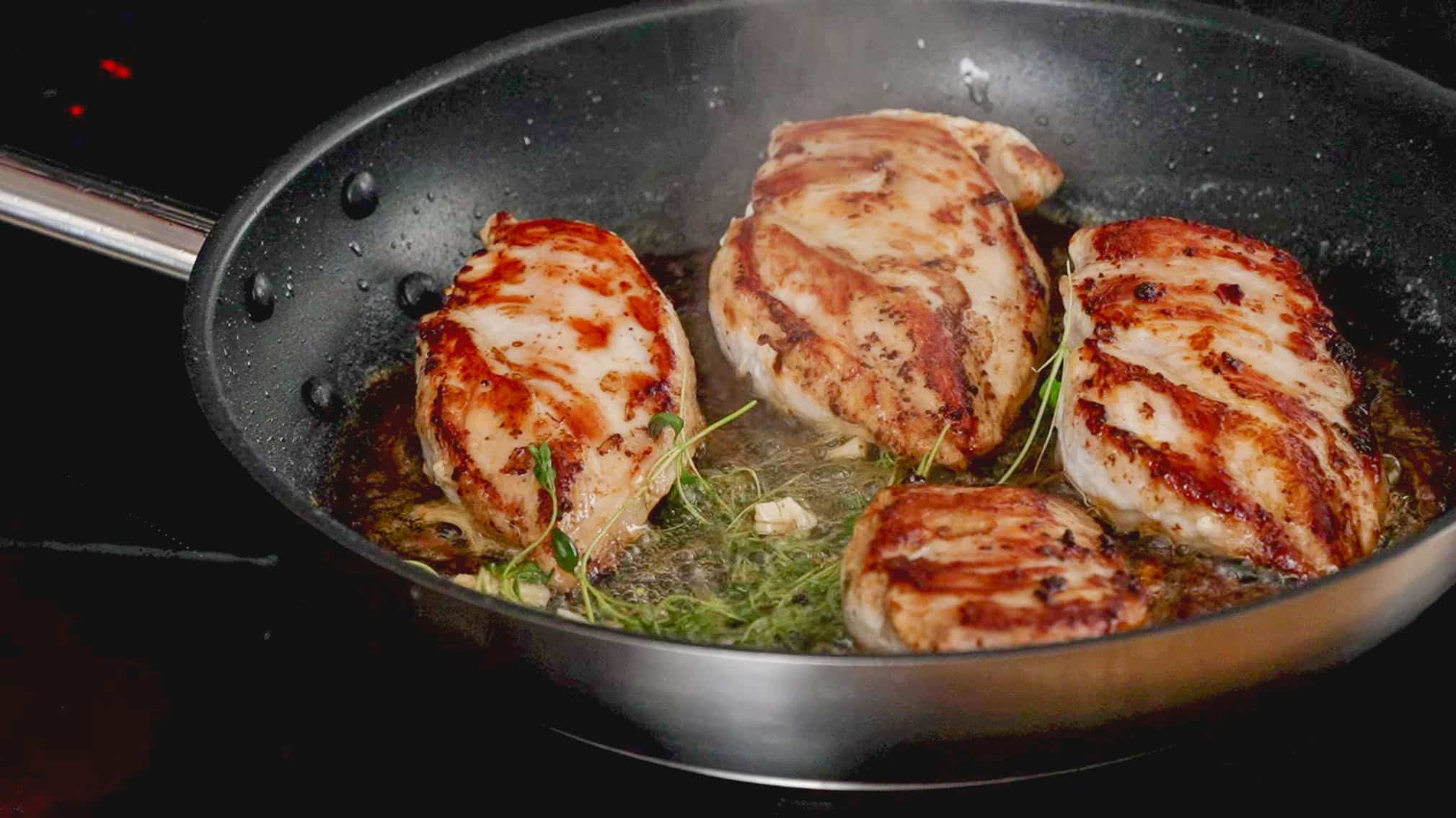 Stegt kyllingebryst i pande, perfekt opskrift på kyllingebryst, saftig og god stegeskorpe