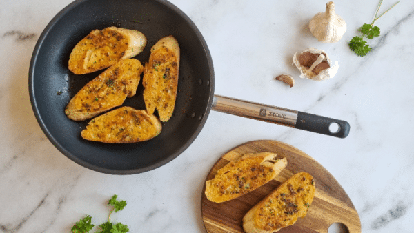 Nemt pandestegt hvidløgsbrød