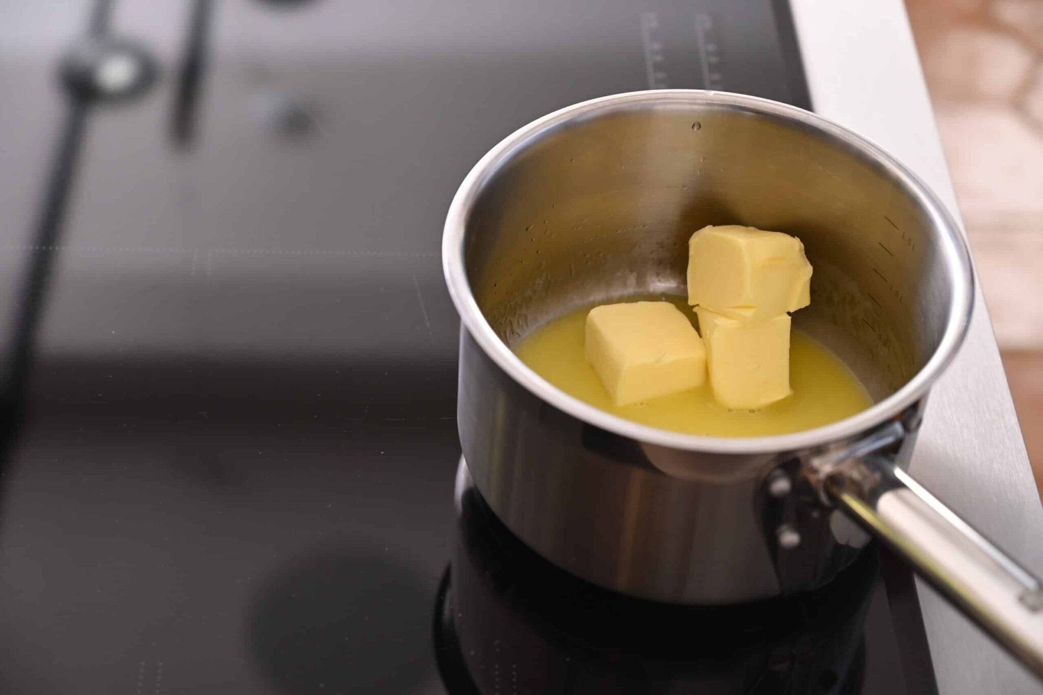 Smør der smeltes i en lille Ztove kasserolle