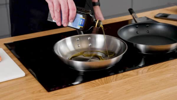 Sammenligning: Teflonpander og stålpander