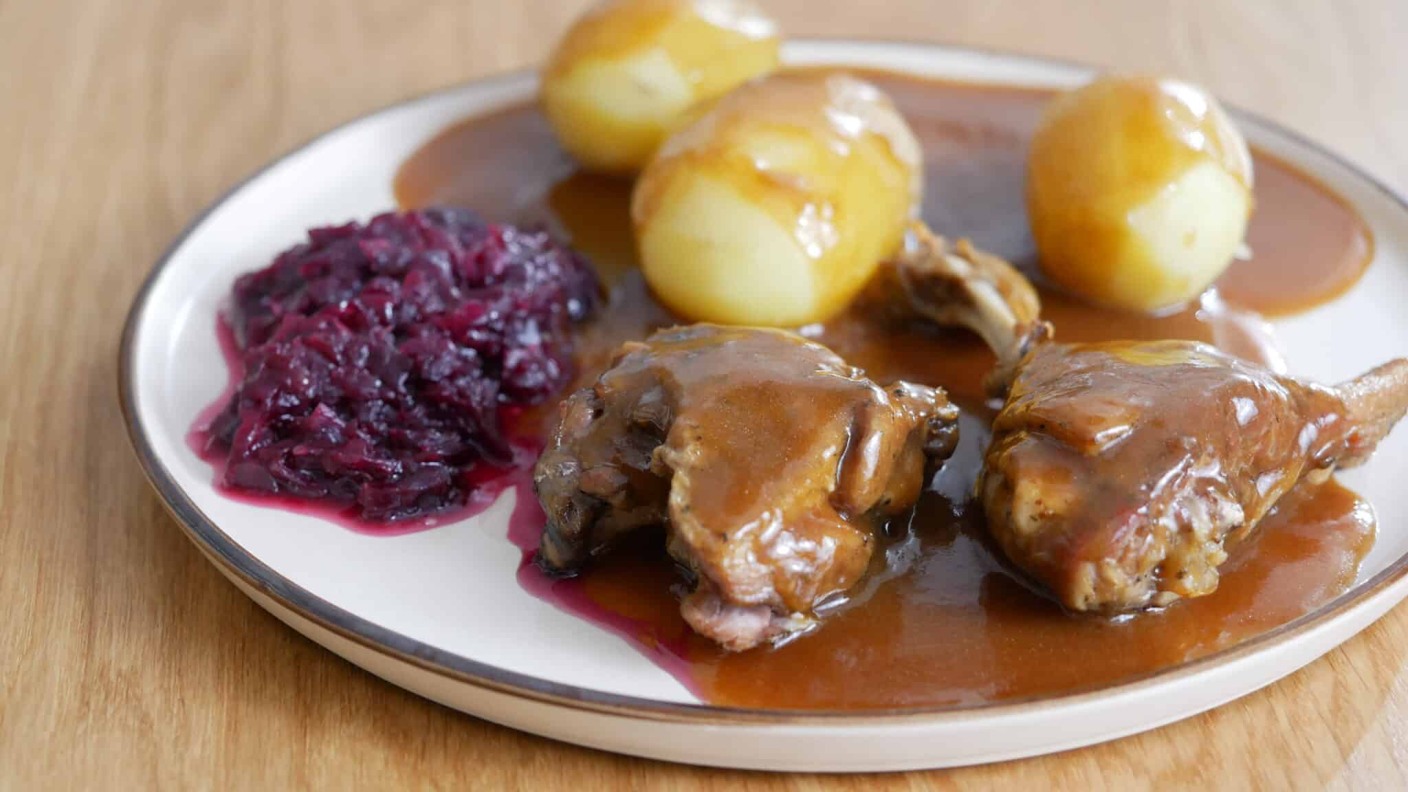 And, kogte kartofler og rødkål med brun sovs.