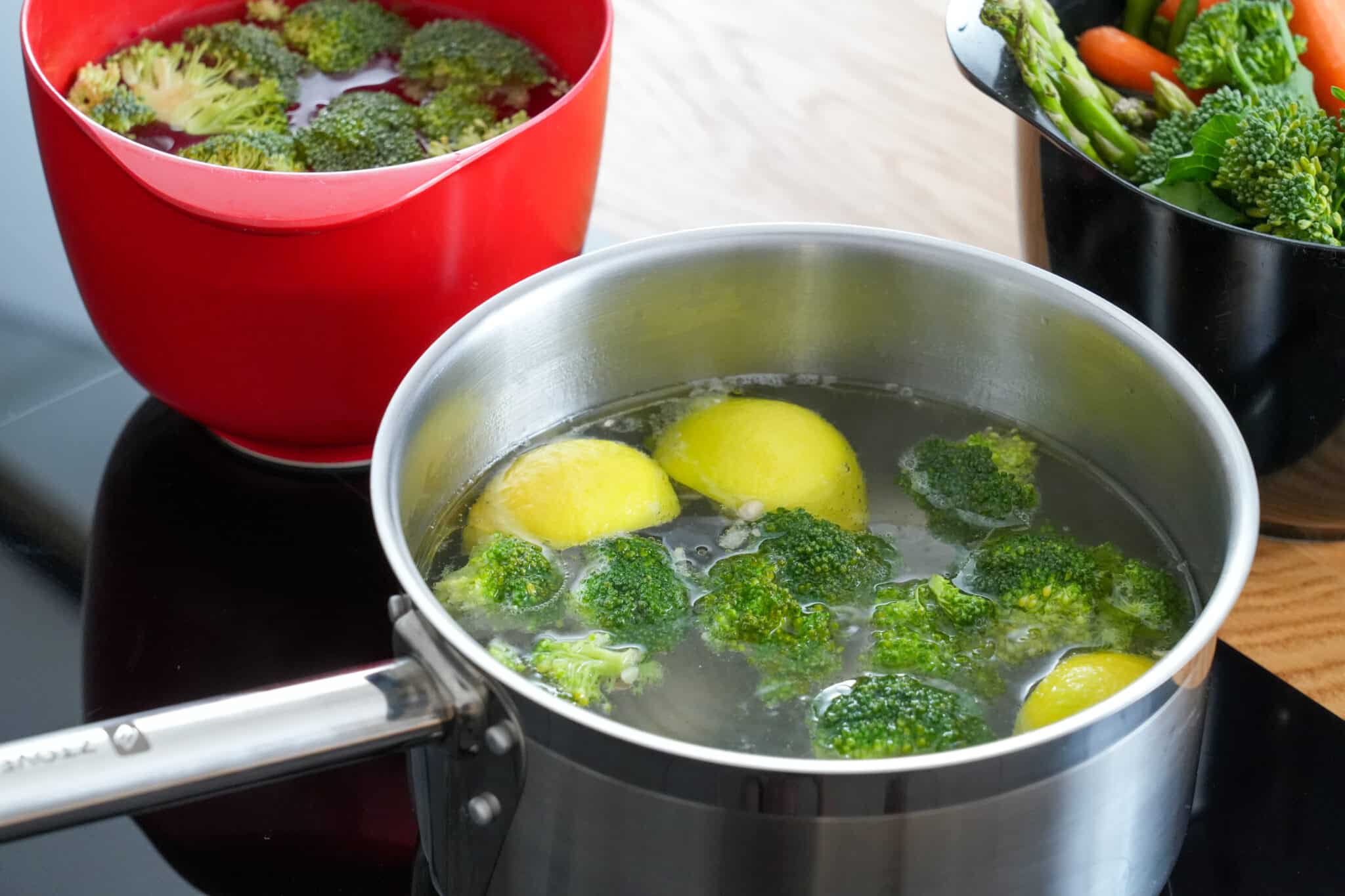 Pocheret broccoli i en gryde