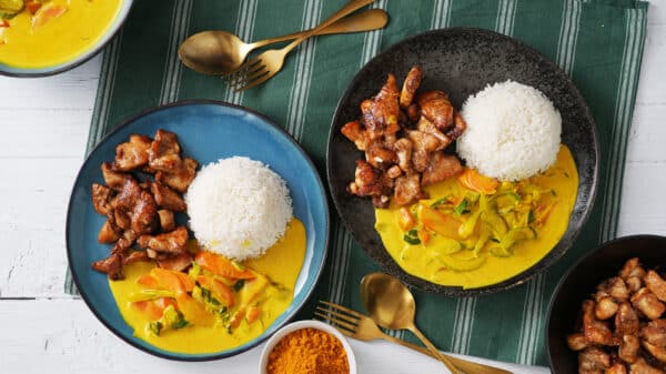 Karrysovs med stegt kylling og ris