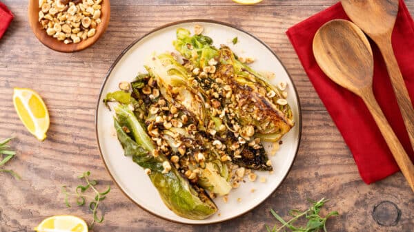 Stegt spidskål med hasselnødder