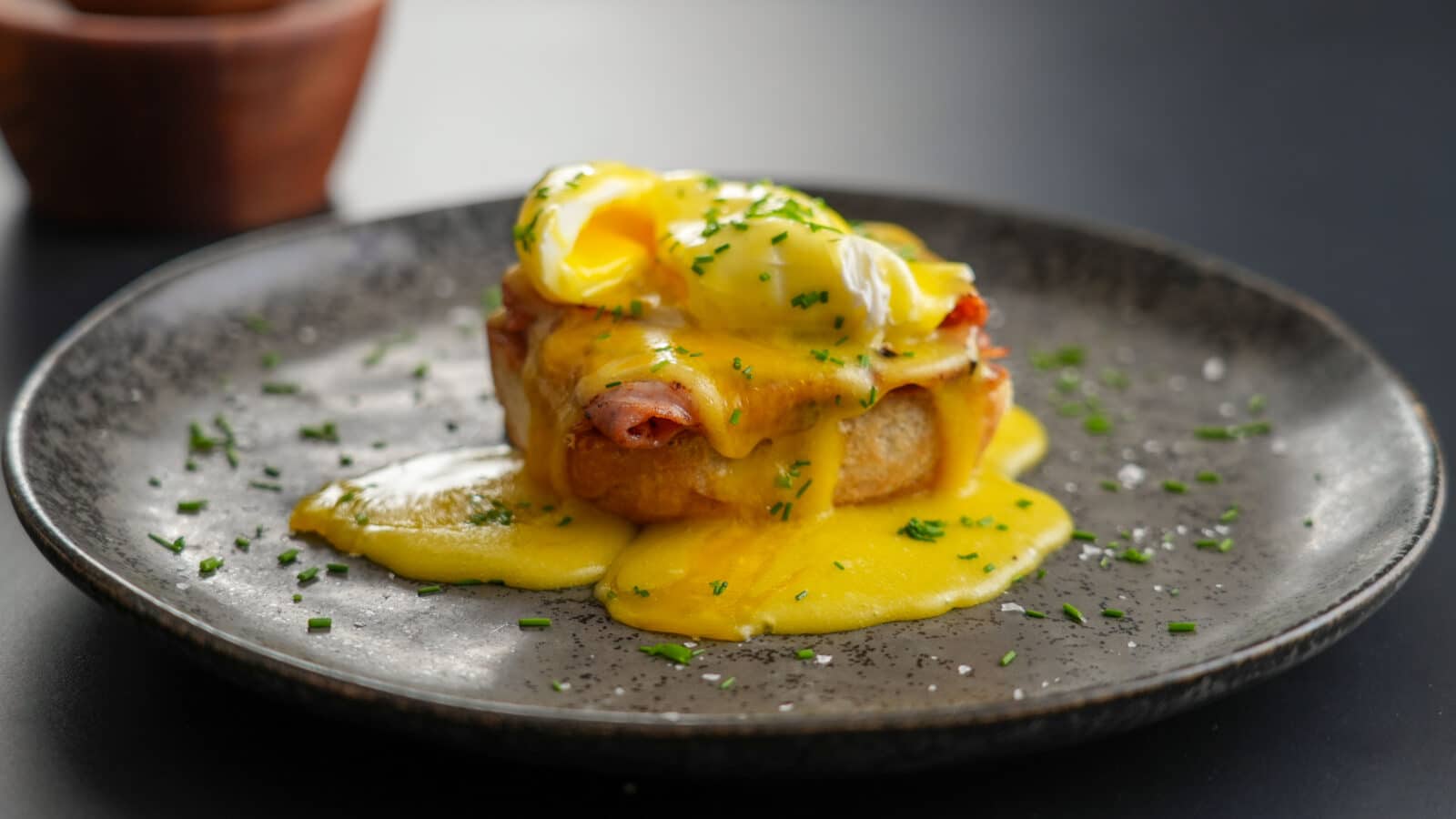 Klassisk hollandaise sauce på eggs benedict