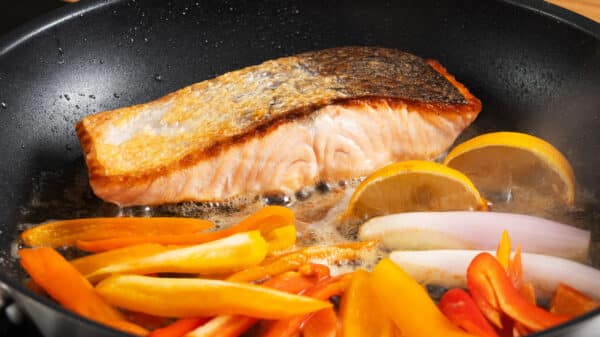 Stegt laks med skind